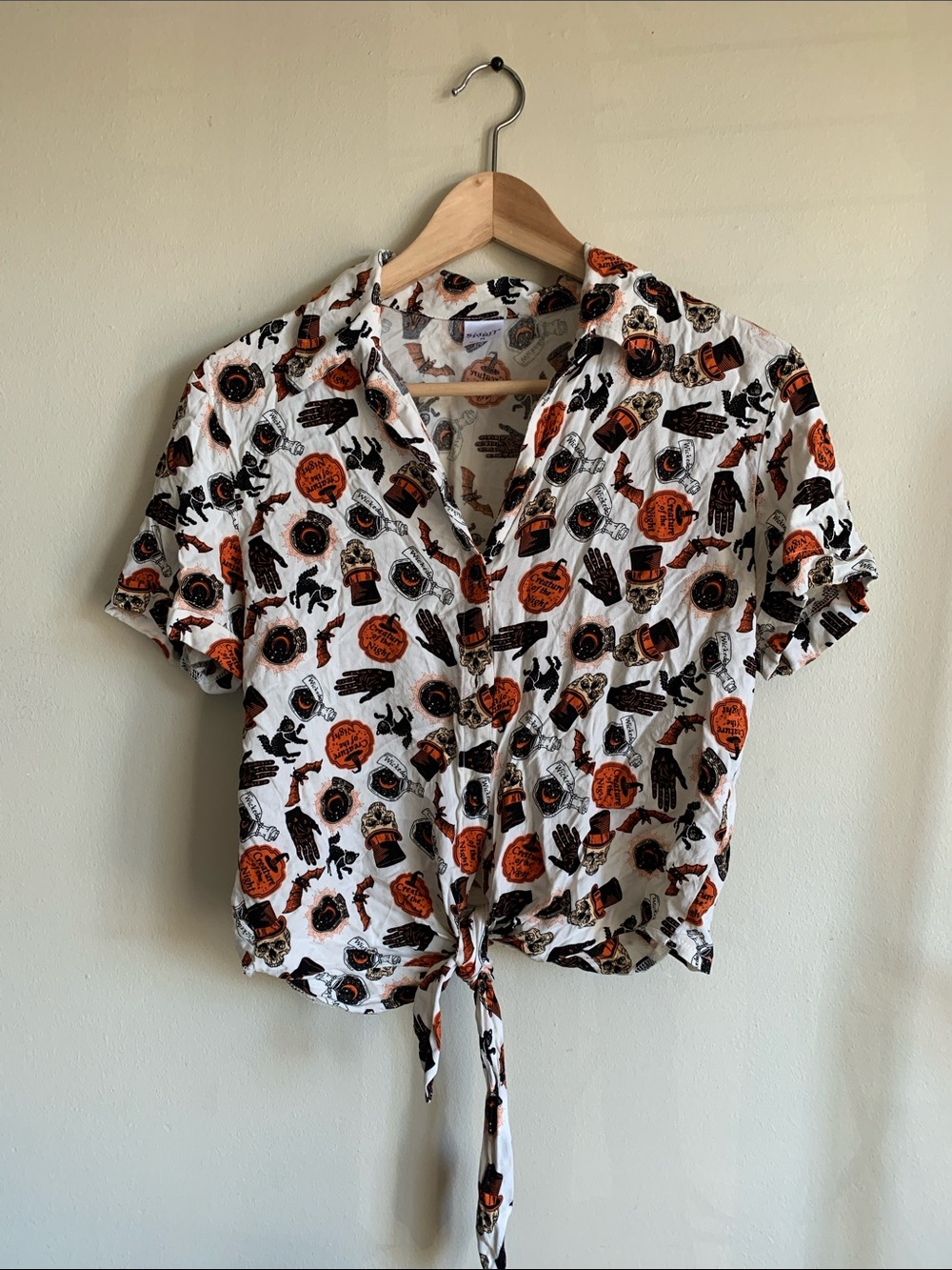 Spirit Halloween Womens Tie-Front Short Sleeve Printed Top medium